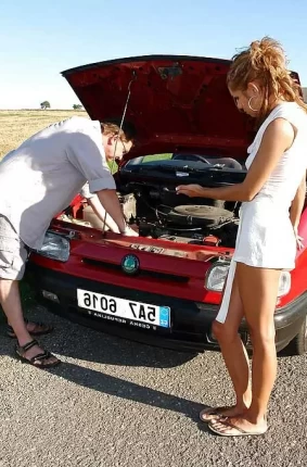 Раскрепощенная девушка расплатилась натурой за ремонт автомобиля