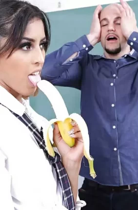 Студентка посасывая банан соблазнила похотливого преподавателя